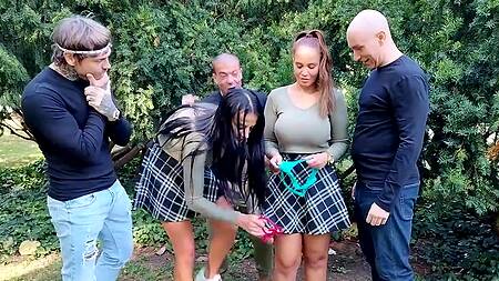 Подружки задирают юбки в парке и отдаются во все дырочки