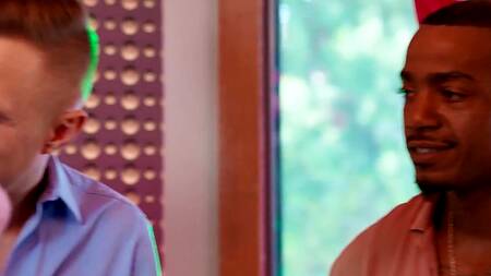 Страстная Лили Лу с розовыми волосами отдается толпе парней