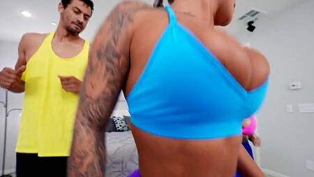 негр во время тренировки страстно трахает двух милф