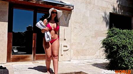 Разработала попку, а теперь можно и приятеля соблазнять