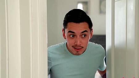 Муж и пасынок застают мачеху за лизанием киски падчерицы