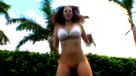 Подружки с сочными телами заливаю сиськи маслом и отдаются мужику