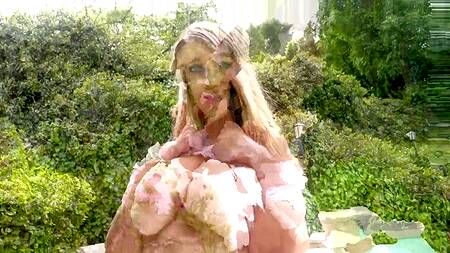 Милая сводная сестра в очках кончает от члена брата