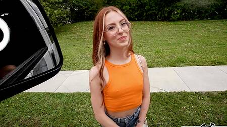 Рыжая милашка в очках согласна на секс за деньги