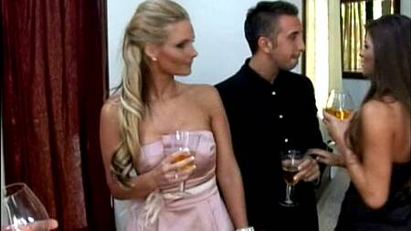 Друзья обменялись женами и наслаждаются свингерским сексом