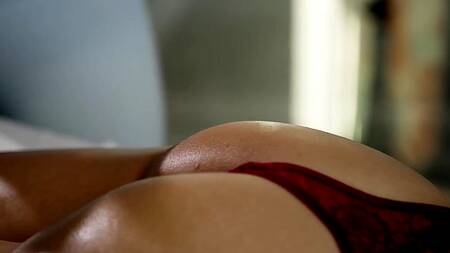 Клиентка возбуждается и склоняет массажистку к лесбийскому сексу