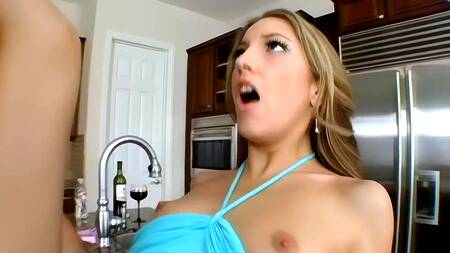 Накинулся на жену друга и страстно трахнул её на столе