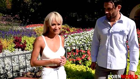 Жаркая латинка приводит к себе двоих и отдается во все дырочки