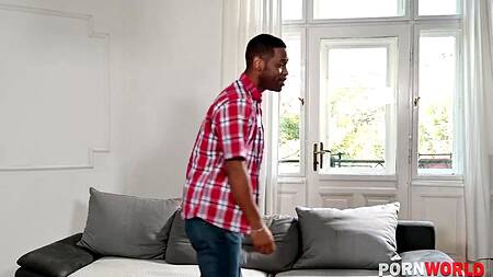 Жаркая латинка приводит к себе двоих и отдается во все дырочки