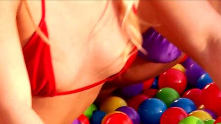 Три красивые подруги занимаются диким лесбийским сексом