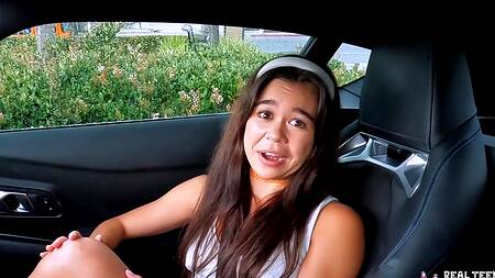 Миниатюрная азиатка ебется в машине, на улице и дома у мужика