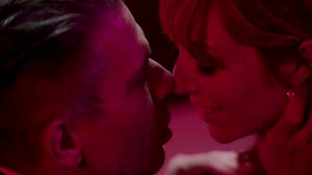 Начальник отшлепал работницу и поимел её вместе со своим помощником