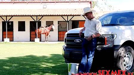 Помыла машину босса и занялась с ним сексом на лужайке