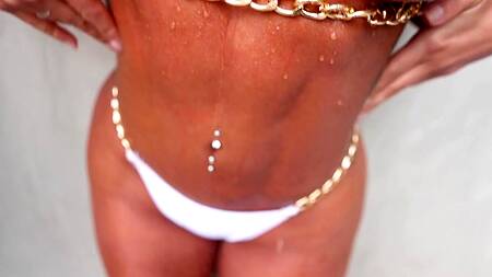 Загорелая красотка с силиконовыми сиськами наслаждается жесткой еблей