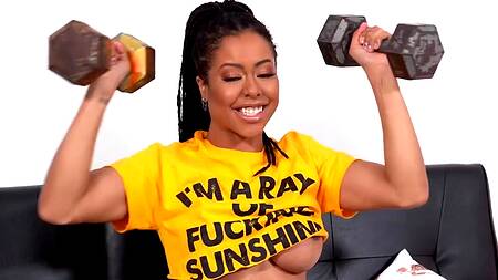 Черная красотка в возрасте ебется на кастинге и кончает