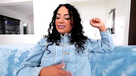 Сексуальная мачеха во время анала заливает тело маслом