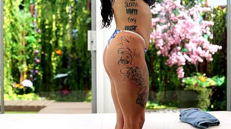 Красотка с силиконовыми сиськами кончает на кастинге