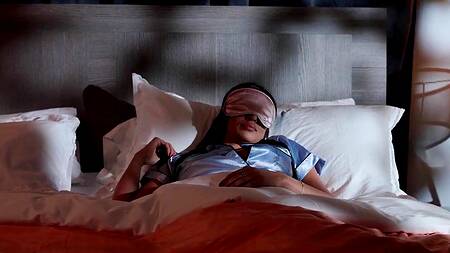 Мачеха девушки застала за развратом и уломала пару на ЖМЖ