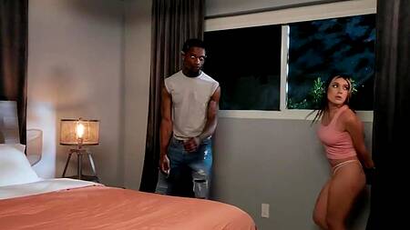 Мачеха девушки застала за развратом и уломала пару на ЖМЖ