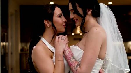 Невеста приняла себя и на свадьбе трахнулась с подругой