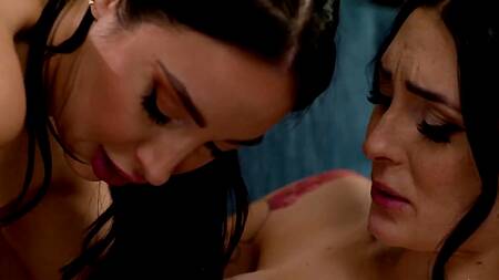 Невеста приняла себя и на свадьбе трахнулась с подругой