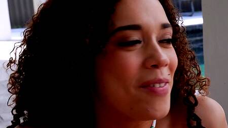 Милая мулатка с сочной жопой соблазнила на секс