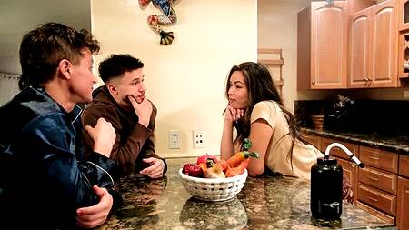 Сводные братья страстно трахают сестру, вернувшуюся с учебы