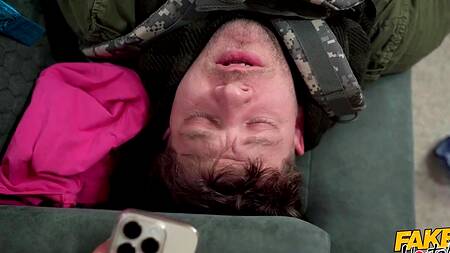 Две красотки в хостеле ублажают бывшего военного