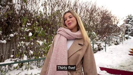 Красотка на морозе соглашается отсосать хуй за деньги