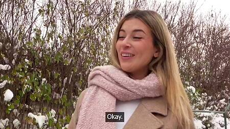 Красотка на морозе соглашается отсосать хуй за деньги