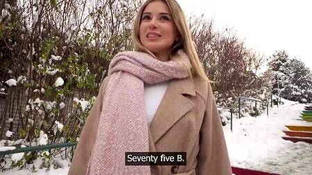 Красотка на морозе соглашается отсосать хуй за деньги