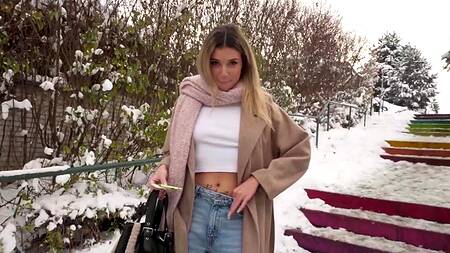Красотка на морозе соглашается отсосать хуй за деньги