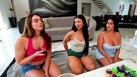 Отчим развлекается с падчерицей и её подругами