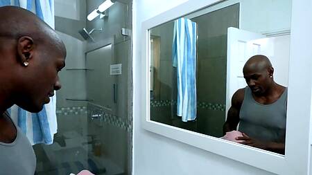 Принял душ в доме соседки и трахнул её большим членом