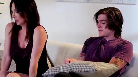 Посмотрела фильм вместе с пасынком и занялась с ним сексом