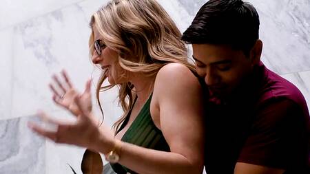 Белокурая мачеха в очках убирается и выглядит безумно возбуждающе