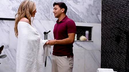 Белокурая мачеха в очках убирается и выглядит безумно возбуждающе