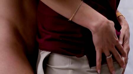 Белокурая мачеха в очках убирается и выглядит безумно возбуждающе