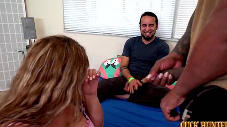 Муж делает толстой жене сюрприз, подкладывая её под негра