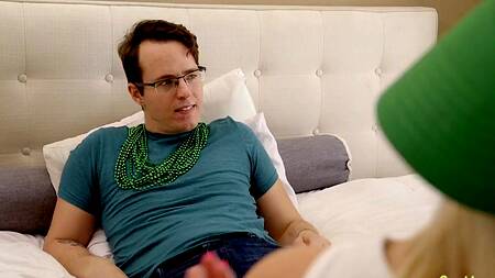 Красивые сводные сестры соглашаются на секс втроем