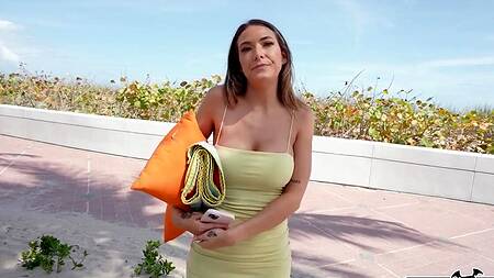 Шла на пляж, но занялась сексом за деньги в машине