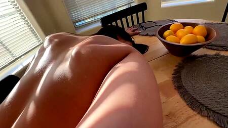 Сексуальная мачеха в очках с радостью отдается пасынку