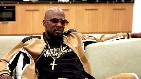 Познакомилась с черным продюсером и теперь прыгает на его члене