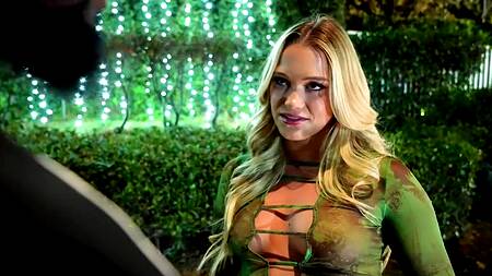 Познакомилась с черным продюсером и теперь прыгает на его члене