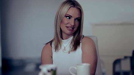 Поговорили на откровенные темы и занялись лесбийским сексом втроем