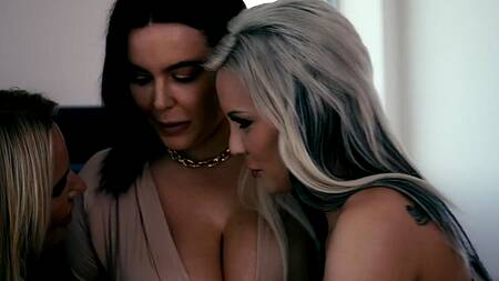 Поговорили на откровенные темы и занялись лесбийским сексом втроем