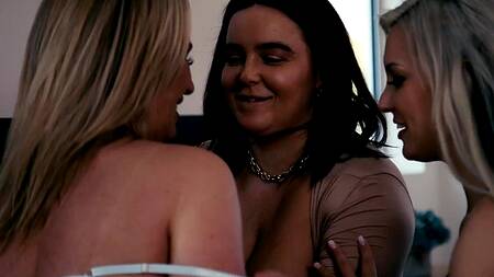 Поговорили на откровенные темы и занялись лесбийским сексом втроем