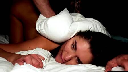 Резко загоняет член в киску красотки и жестко её трахает