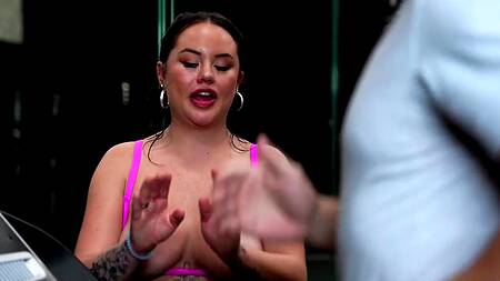 Девка в спортзале показывает сиськи и соблазняет на секс