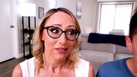 Мачеха поощряет пасынка на учебу, занимаясь с ним сексом